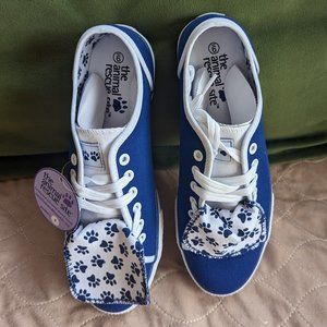 NWT Blue & White paw print sneakers
